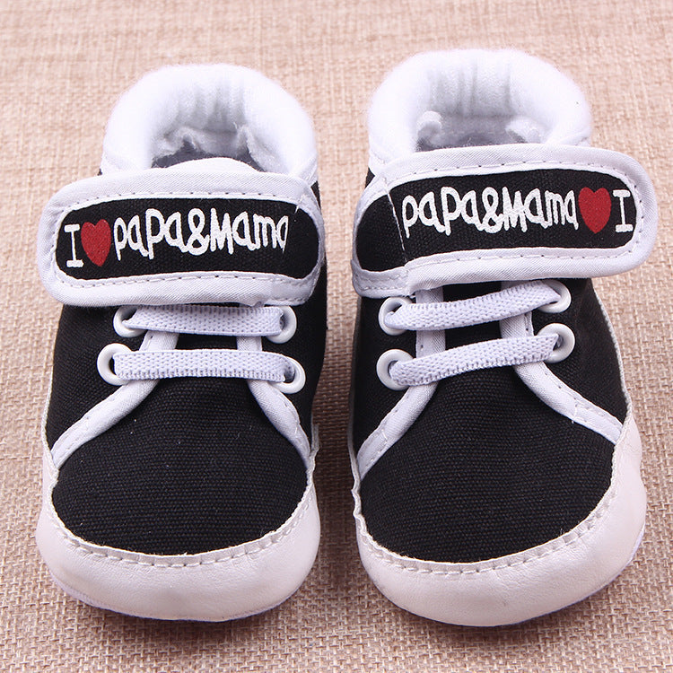 Black and white baby shoes with I love mom and dad baby shoes text on straps