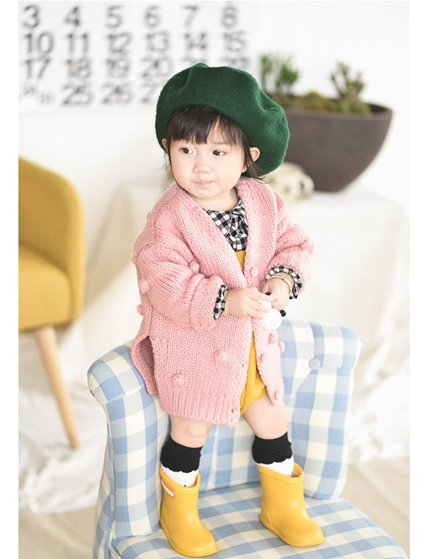 Cute toddler cardigan for girls in pink knitted fabric worn by child with green beret and yellow boots